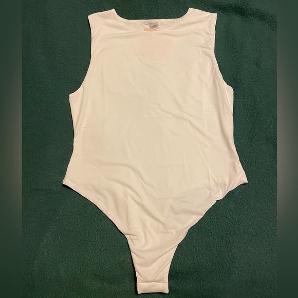 KITTENISH WHITE SIGNATURE SLEEVELESS BODYSUIT - Picture 5 of 12